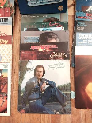 METAL RECORD HOLDER AND COUNTRY MUSIC LP'S