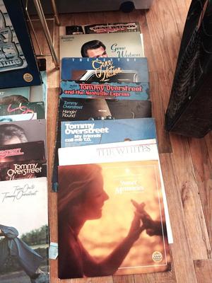 METAL RECORD HOLDER AND COUNTRY MUSIC LP'S
