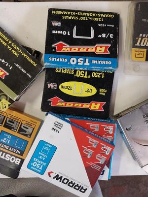 STAPLER AND MULTI BOXES OF STAPELS