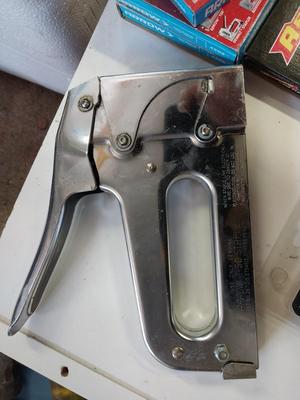 STAPLER AND MULTI BOXES OF STAPELS