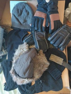 MENS WINTER GLOVES-SOCKS & HATS