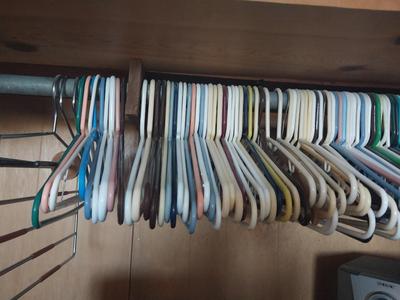 LARGE AMOUNT OF PLASTIC HANFERS