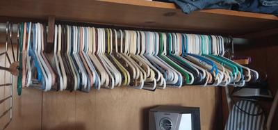 LARGE AMOUNT OF PLASTIC HANFERS