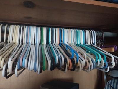 LARGE AMOUNT OF PLASTIC HANFERS