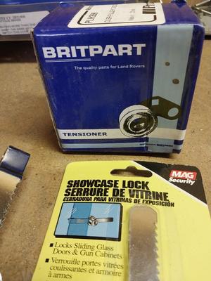 RIGHT HAND BOLT EXTRACTOR SET AND LOCKS WITH KEY