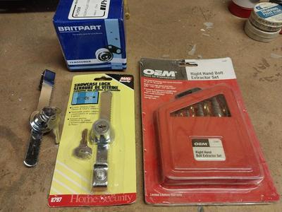RIGHT HAND BOLT EXTRACTOR SET AND LOCKS WITH KEY