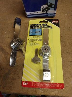 RIGHT HAND BOLT EXTRACTOR SET AND LOCKS WITH KEY