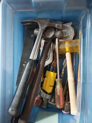 METAL CARRY TOOLBOX AND VARIETY OF HAND TOOLS