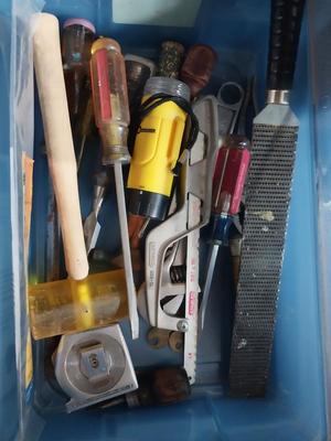 METAL CARRY TOOLBOX AND VARIETY OF HAND TOOLS