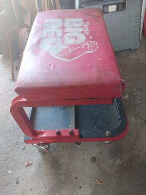 BIG RED MECHANICS SEAT ON CASTERS