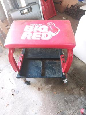 BIG RED MECHANICS SEAT ON CASTERS