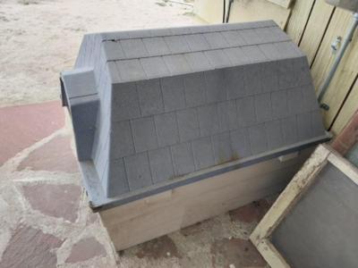 LARGE RESIN DOGHOUSE