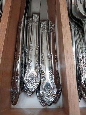 SET OF EATING UTENSILS IN WOODEN ORGANIZER