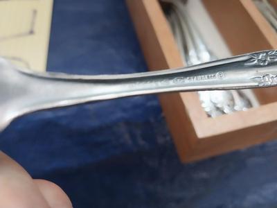 SET OF EATING UTENSILS IN WOODEN ORGANIZER