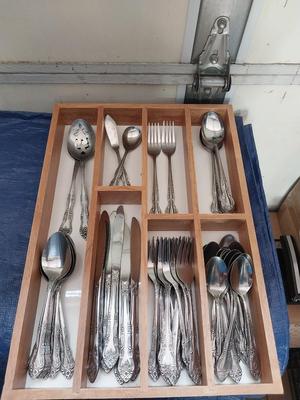 SET OF EATING UTENSILS IN WOODEN ORGANIZER