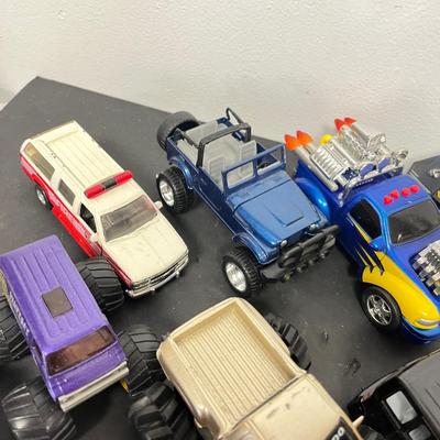 LOT 140: Big Lot of Assorted Toy Cars and Trucks