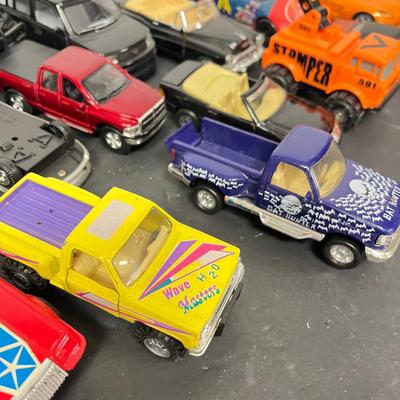 LOT 140: Big Lot of Assorted Toy Cars and Trucks