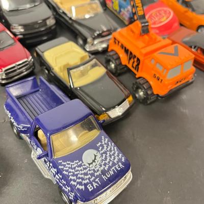 LOT 140: Big Lot of Assorted Toy Cars and Trucks