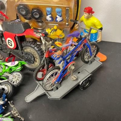 LOT 185: Big Lot of Toys - Motorcycles and More