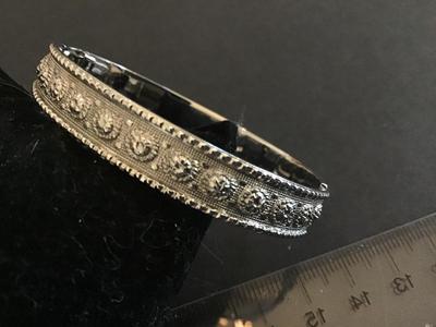 Beautiful Hinged texture Cuff