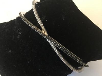 Beautiful BR Hinged Bracelet Locking. Black And Clear Rhinestone Pave Set