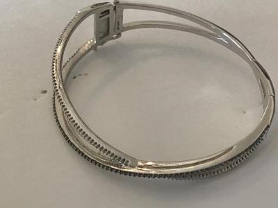 Beautiful BR Hinged Bracelet Locking. Black And Clear Rhinestone Pave Set