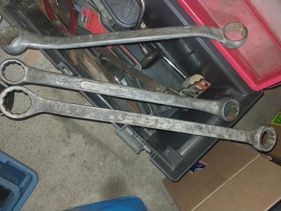 PLASTIC TOOLBOX FILLED WITH MICSELANEOUS TOOLS