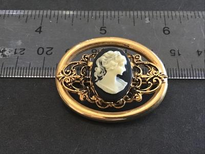 Beautiful Vintage Cameo Brooch
