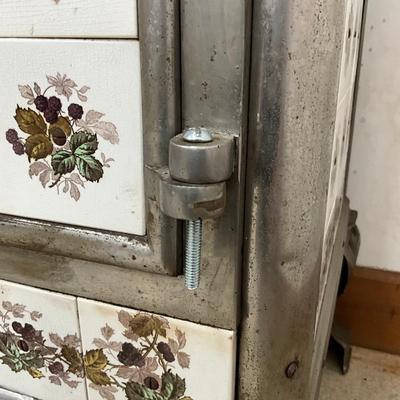 Sale Photo Thumbnail #39: Wood coal
Missing bolt for hinge on right side
Very heavy, ~300 lbs
Measures: 45.75" long x 25" deep x 32" high
Comes with fitting glass top.