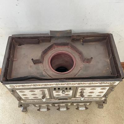 Sale Photo Thumbnail #36: Wood coal
Missing bolt for hinge on right side
Very heavy, ~300 lbs
Measures: 45.75" long x 25" deep x 32" high
Comes with fitting glass top.