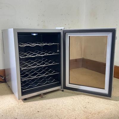 Sale Photo Thumbnail #203: Model-WC-20SD
Tested and works
Measures: 16" wide x 20" deep x 21.25" wide