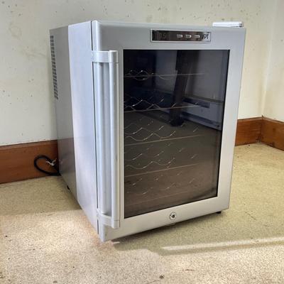 Sale Photo Thumbnail #198: Model-WC-20SD
Tested and works
Measures: 16" wide x 20" deep x 21.25" wide