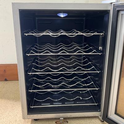Sale Photo Thumbnail #202: Model-WC-20SD
Tested and works
Measures: 16" wide x 20" deep x 21.25" wide