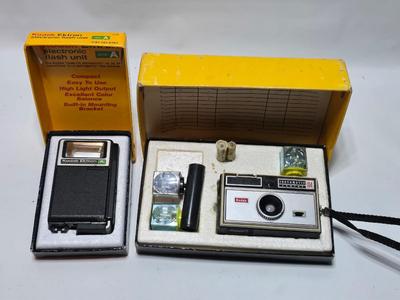 New old stock Kodak Instamatic camera 104 with Kodak Ektron electronic flash unit - Leather case