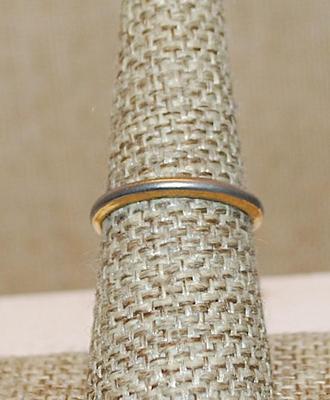 Size 6½ -7½ Vintage Two-Tone Green Cabochon RING - Marked "AVON" - with Inside Wire Expander & 2-Tone Band (3.8g)