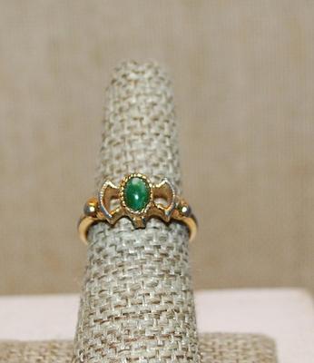 Size 6½ -7½ Vintage Two-Tone Green Cabochon RING - Marked "AVON" - with Inside Wire Expander & 2-Tone Band (3.8g)