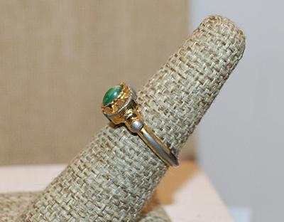 Size 6½ -7½ Vintage Two-Tone Green Cabochon RING - Marked "AVON" - with Inside Wire Expander & 2-Tone Band (3.8g)
