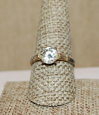 Size 9½ Vintage Single "Diamond-Style" Clear Round Stone RING with 2 Baguette Side Stones on a 2-Tone Band (4.0g)
