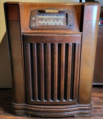 LOT 142: Antique Wooden Floor Standing Philco Console Radio-Phonograph