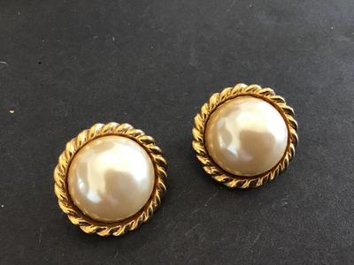 Carol Lee Clip on Earrings. Nice