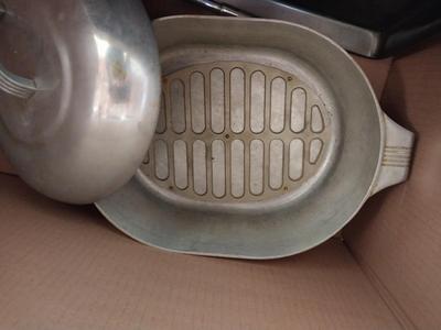 HEAVY DUTY ROASTER AND TWO QUART PANS WITH LIDS
