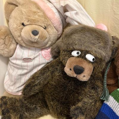Sale Photo Thumbnail #558: Another Lot of Teddy Bears! Life, Bombay Mei Ying (aged and loved), Mary Meyer, Gund, North American Bear Co, Wallace Berry- in mixed condition from excellent to loved!