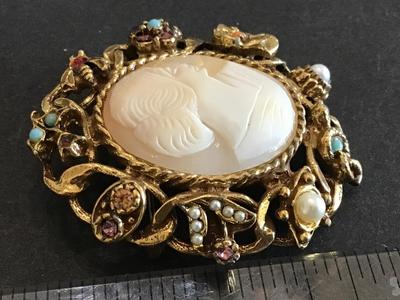 Beautiful Carved Cameo Brooch Vintage