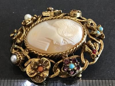 Beautiful Carved Cameo Brooch Vintage
