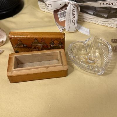 Sale Photo Thumbnail #821: Misc Mixed Decor and Bath/Beauty Items- Great Variety! Unopened Bath Gift SEt by Lowery Vanilla Coconut Scent, 2 Sea shells, clock, trinket box, ring holder, and cute lil snowman.