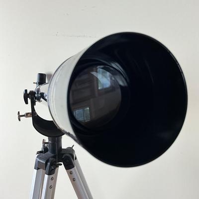 Sale Photo Thumbnail #685: Comes with k10mm lens, tripod is collapsible
very good condition
