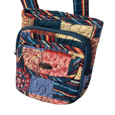 Sale Photo Thumbnail #957: Country Quilted Patterns +The Perfect Pocketbook Handbag Lot of 5- all in very good condition (except the inside of the patchwork one has spots, but cool handles!)