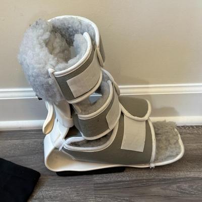 Sale Photo Thumbnail #1046: Lot Knee and Back Braces, Leg Boot