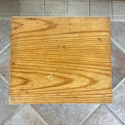 Sale Photo Thumbnail #840: Made of pine wood
Measures: 20.25" high x 14" wide x 12.5" deep