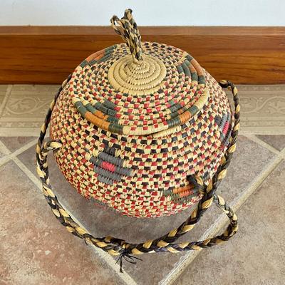 Sale Photo Thumbnail #944: From Kwazulu-Natal Sooth Africa "UKHAMBA Basket"
Measures: 10" high x 10" diameter x 18" high with handle